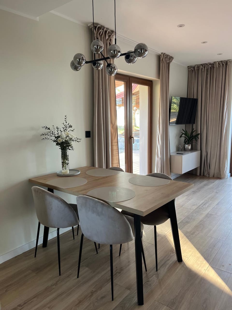 TV and multimedia, Seating area, Dining area