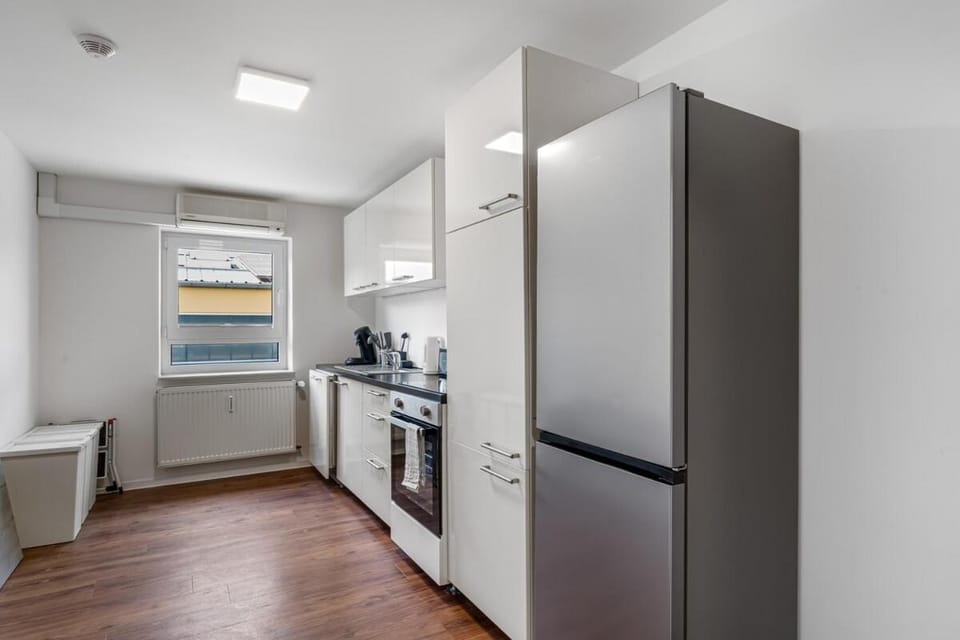 Kitchen or kitchenette, dishwasher, oven