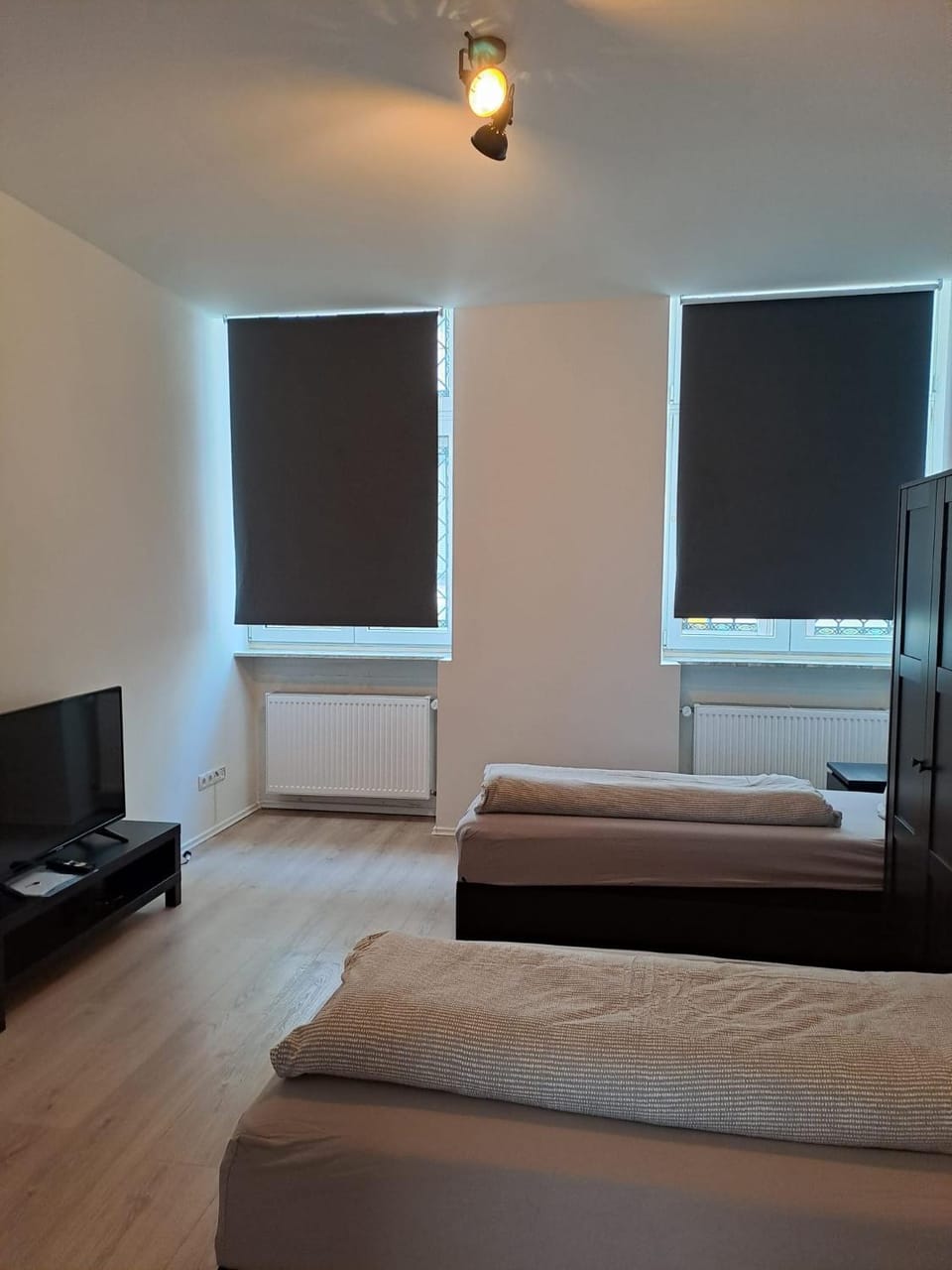 Bed, TV and multimedia, Photo of the whole room, Bedroom