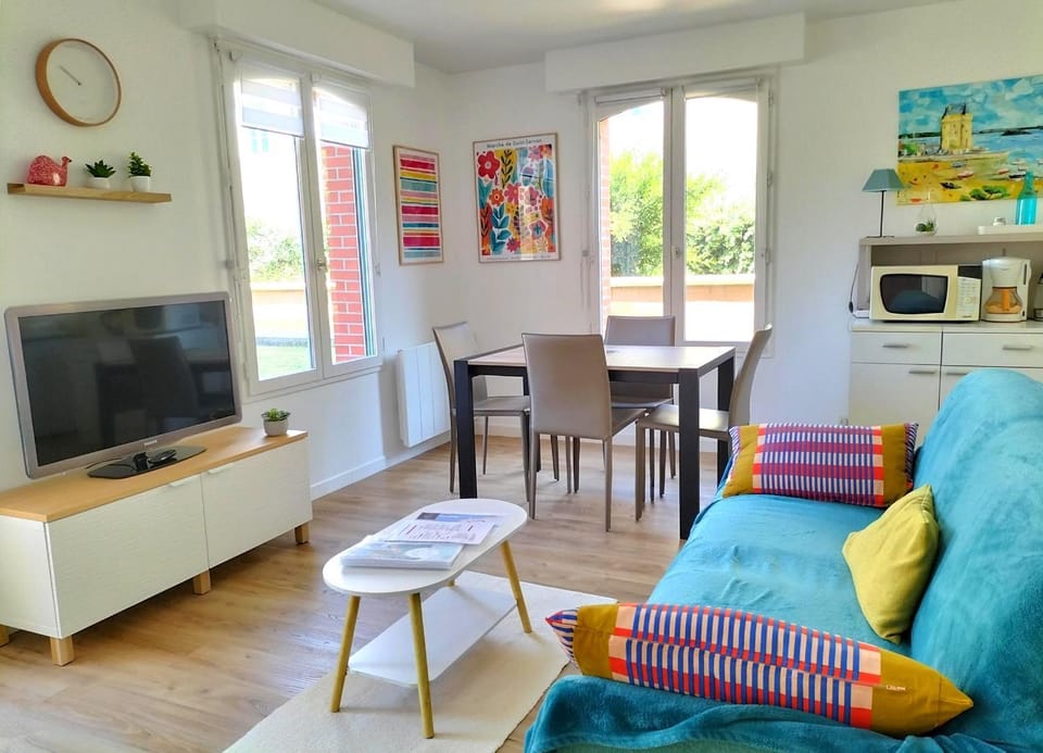 Communal lounge/ TV room, TV and multimedia, Living room, Seating area, Dining area