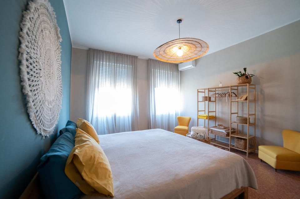 Photo of the whole room, Bedroom, wardrobe