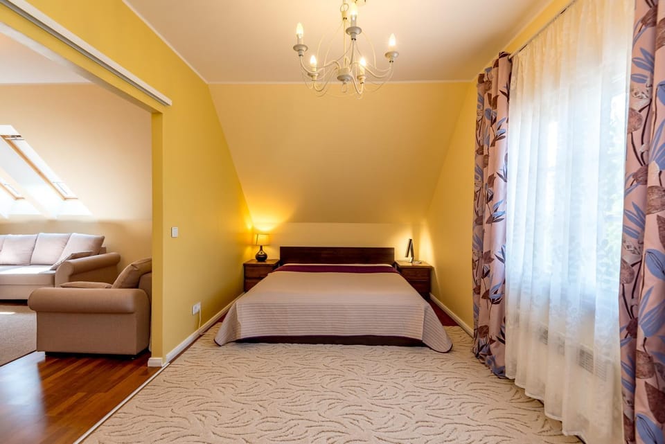 Bed, Photo of the whole room, Seating area, Bedroom
