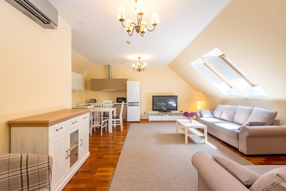 TV and multimedia, Kitchen or kitchenette, Living room, Seating area, Dining area