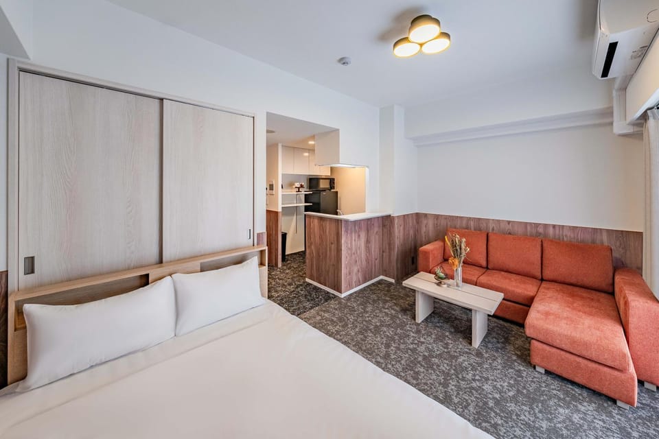 Bed, TV and multimedia, Kitchen or kitchenette, Photo of the whole room, Seating area, Bedroom, wardrobe