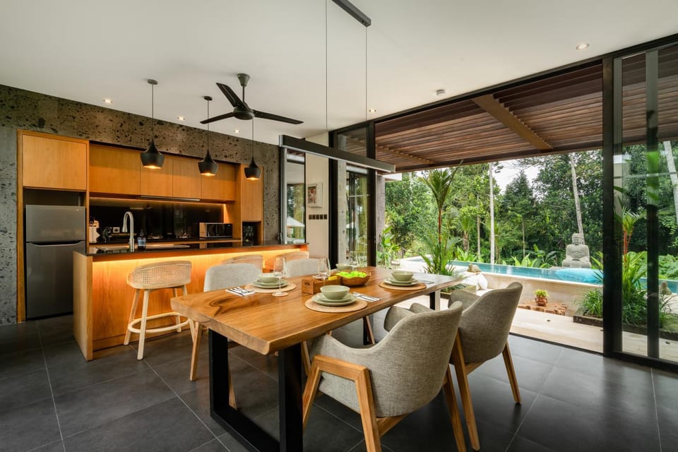 Coffee/tea facilities, Kitchen or kitchenette, Dining area, Pool view