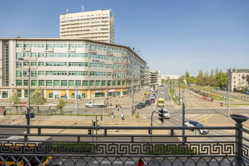 Neighbourhood, Balcony/Terrace, Location