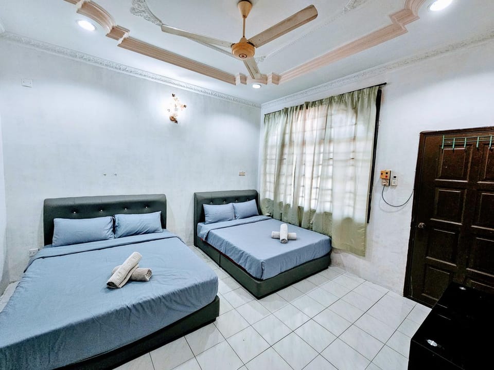 Bed, Photo of the whole room, Bedroom, fireplace, air conditioner