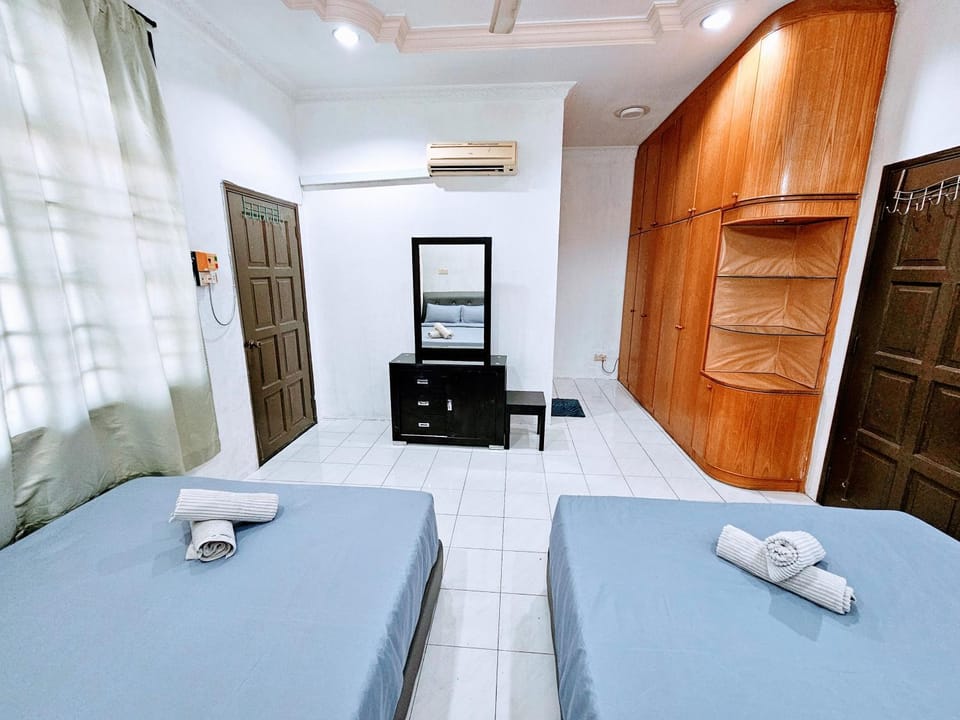 Bed, Photo of the whole room, Bedroom, towels, wardrobe, air conditioner