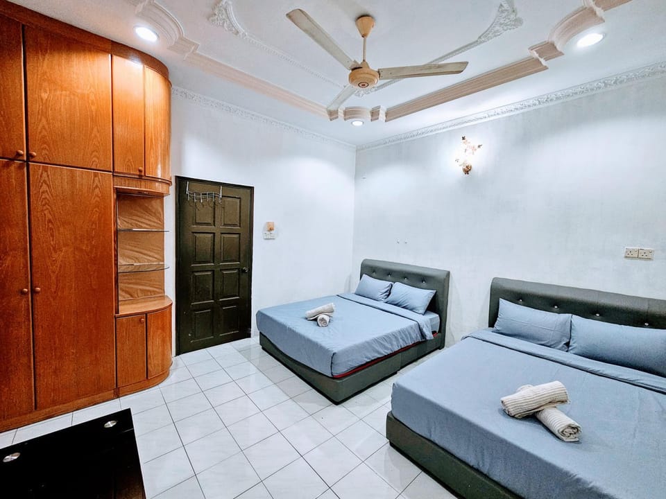 Bed, Photo of the whole room, Bedroom, fireplace, towels, wardrobe, air conditioner