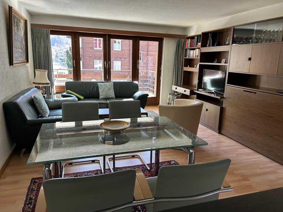 TV and multimedia, Living room, Seating area, Dining area