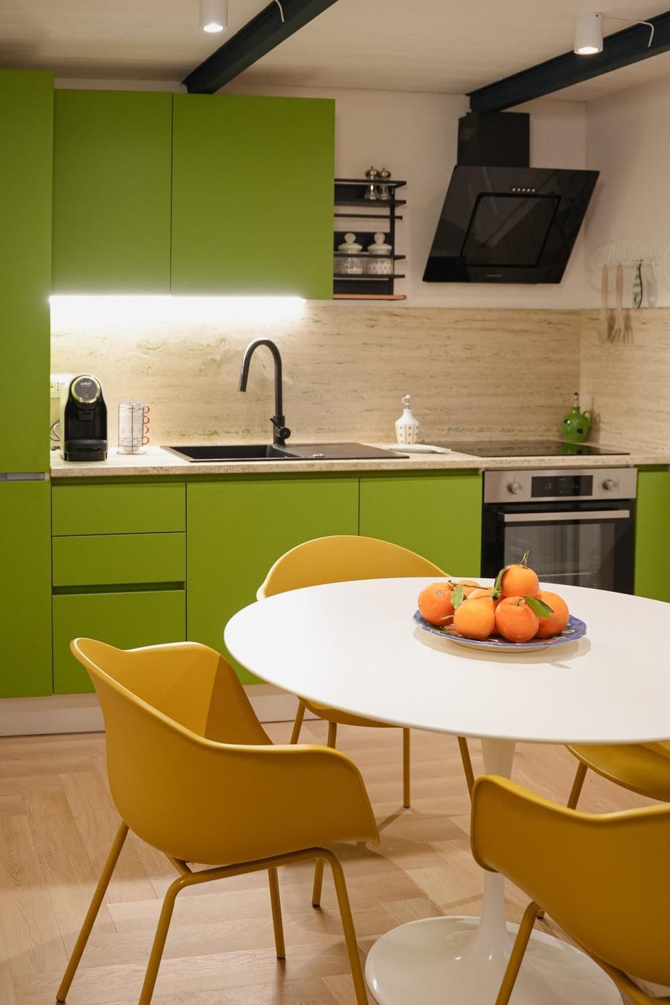 Coffee/tea facilities, Kitchen or kitchenette, Dining area, dishwasher
