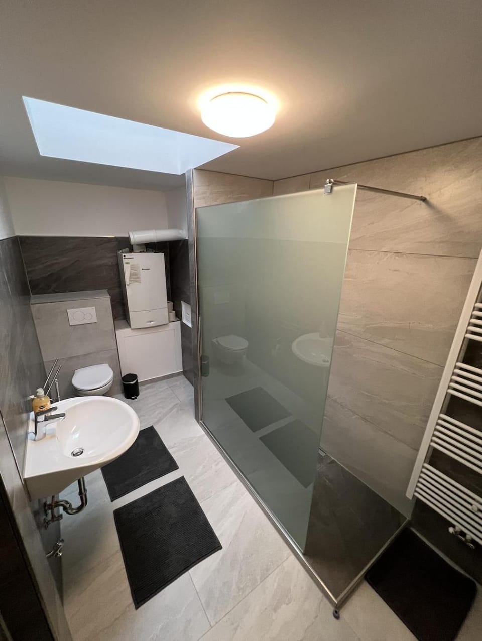 Shower, Toilet, Bathroom, towels
