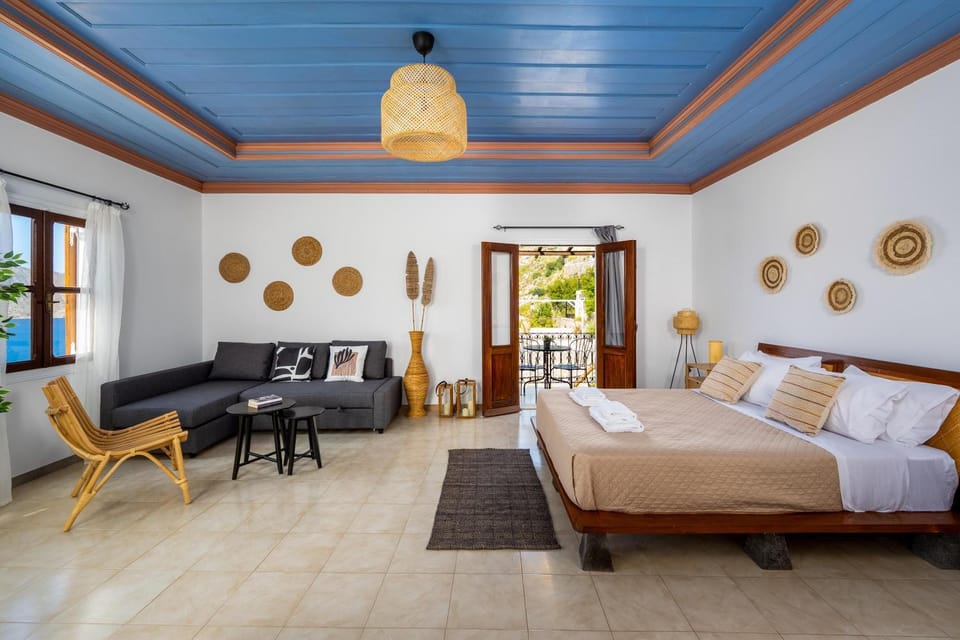 Bed, Living room, Photo of the whole room, Seating area, Bedroom