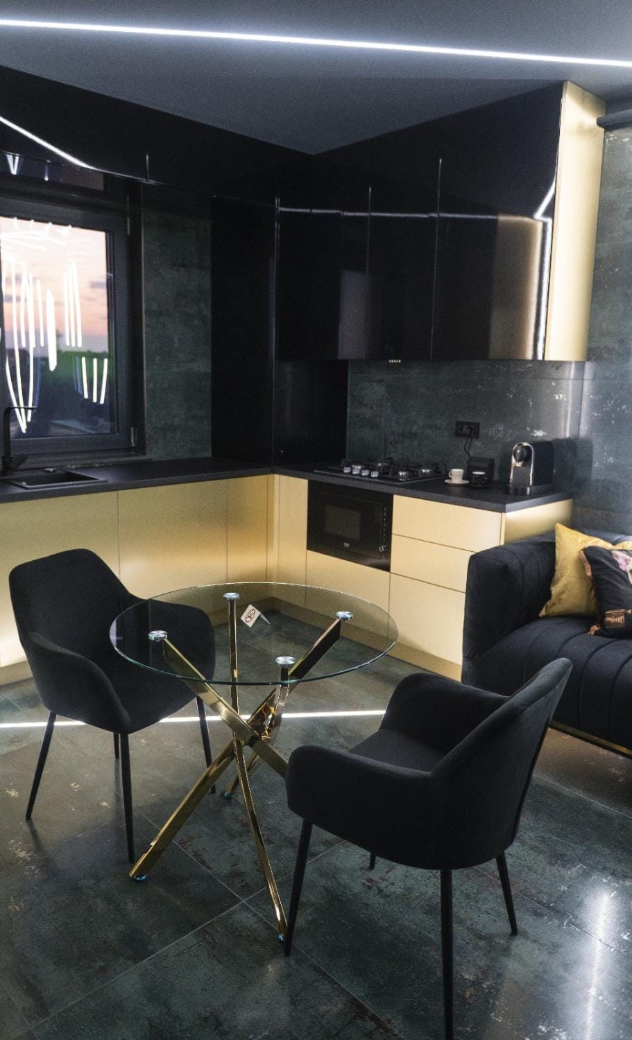 Kitchen or kitchenette, Seating area, Dining area