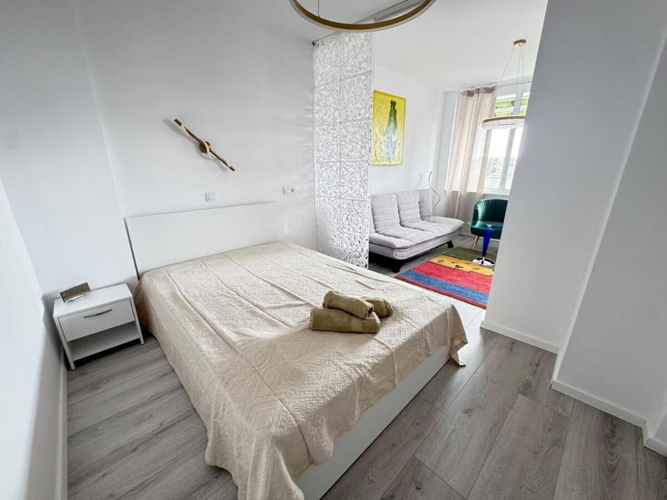 Bed, Photo of the whole room, Seating area, Bedroom, towels
