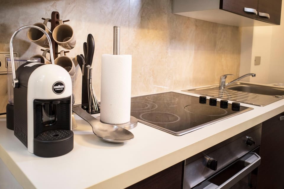 Coffee/tea facilities, Kitchen or kitchenette, stove