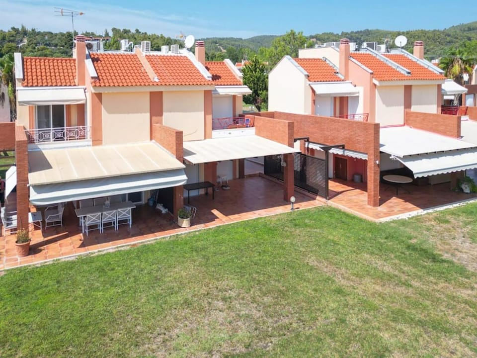 Property building, Day, Neighbourhood, Natural landscape, Street view