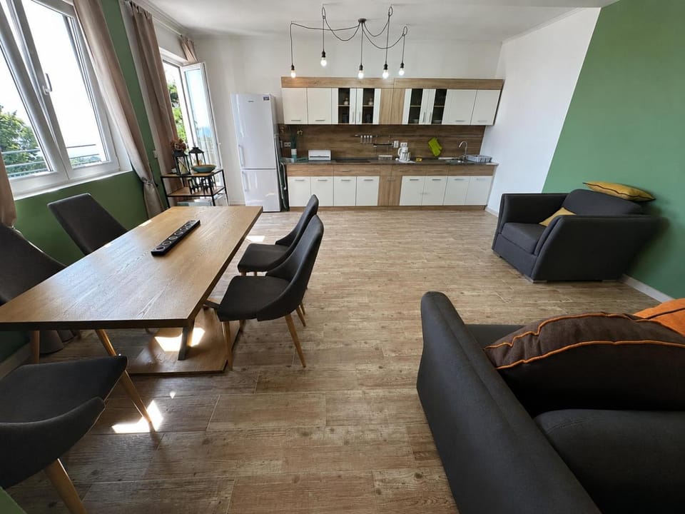 Kitchen or kitchenette, Living room, Seating area, Dining area