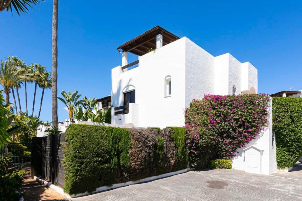 MARBELLA HOME RENTALS - Beachside, 3BR Townhouse House in Marbella