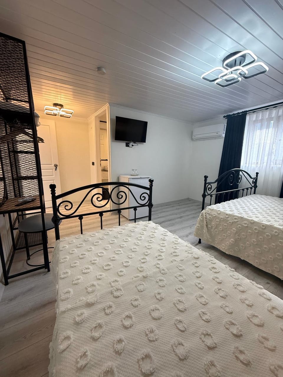 Bed, TV and multimedia, Photo of the whole room, air conditioner
