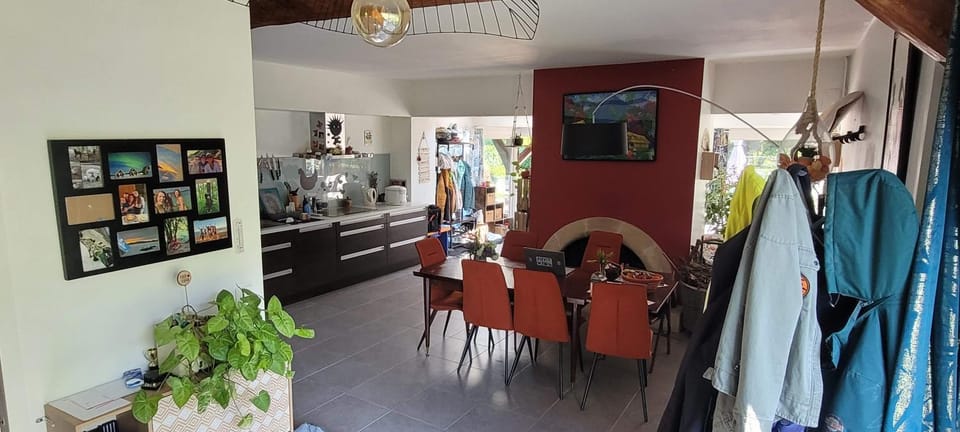 Kitchen or kitchenette, Dining area, fireplace, oven