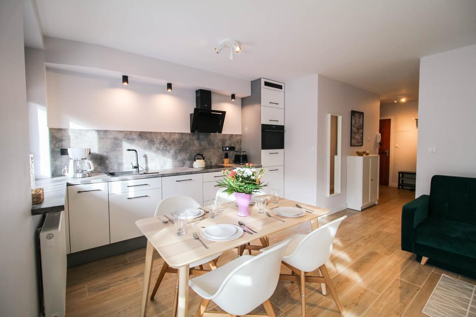 Coffee/tea facilities, Kitchen or kitchenette, Living room, Seating area, Dining area, microwave, oven, stove, kitchen