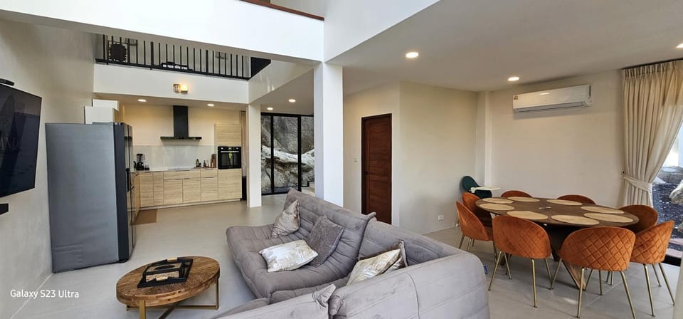 Communal lounge/ TV room, TV and multimedia, Kitchen or kitchenette, Dining area, oven, stove, air conditioner