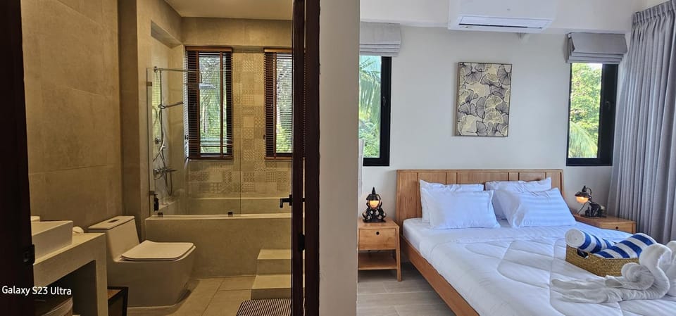 Bed, Bathroom, Photo of the whole room, Bedroom, Bath
