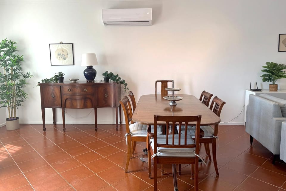 Living room, Seating area, Dining area, air conditioner