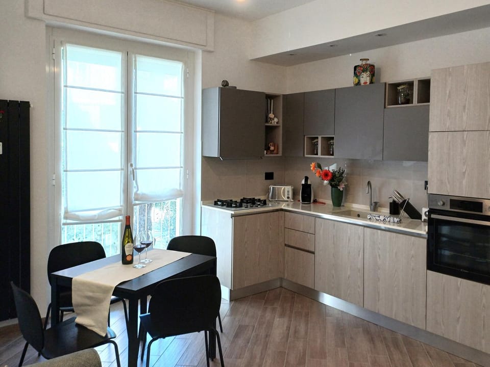 Coffee/tea facilities, Kitchen or kitchenette, Dining area, oven, stove, toaster