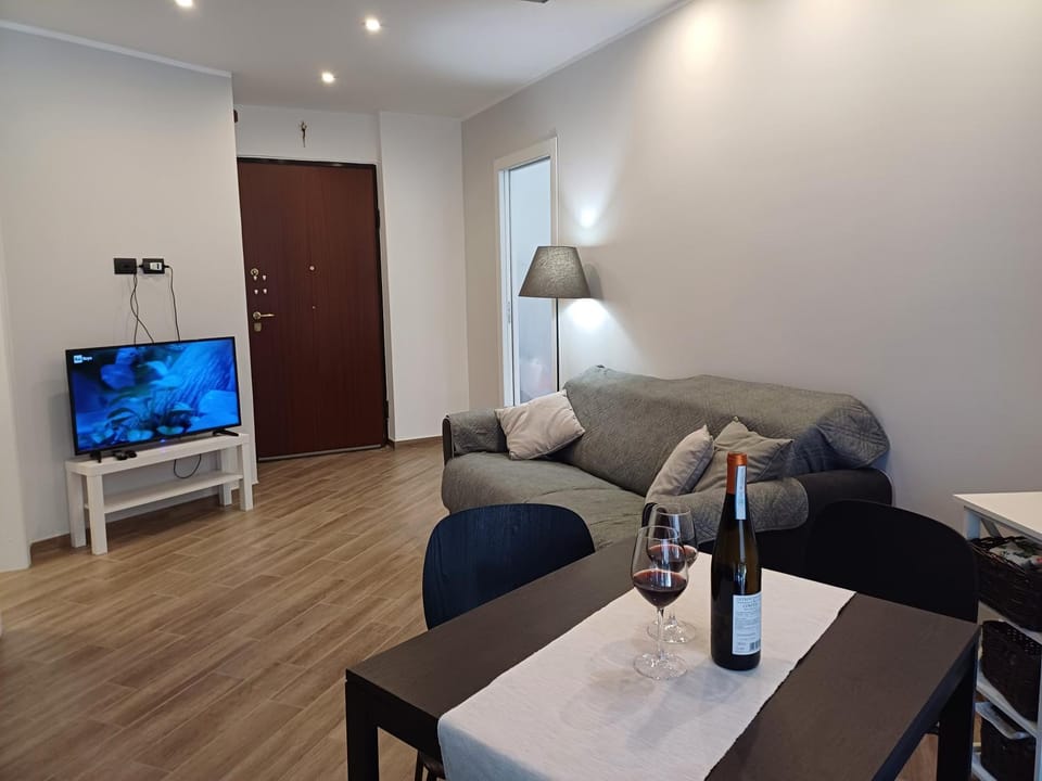 TV and multimedia, Living room, Seating area, Dining area, Evening entertainment