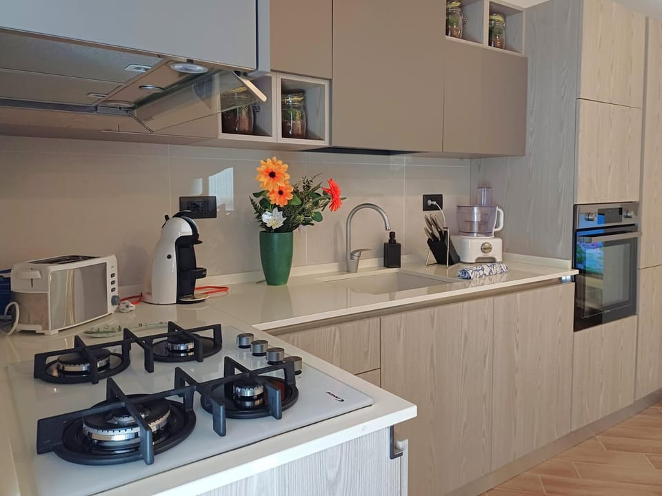 Coffee/tea facilities, Kitchen or kitchenette, stove, toaster