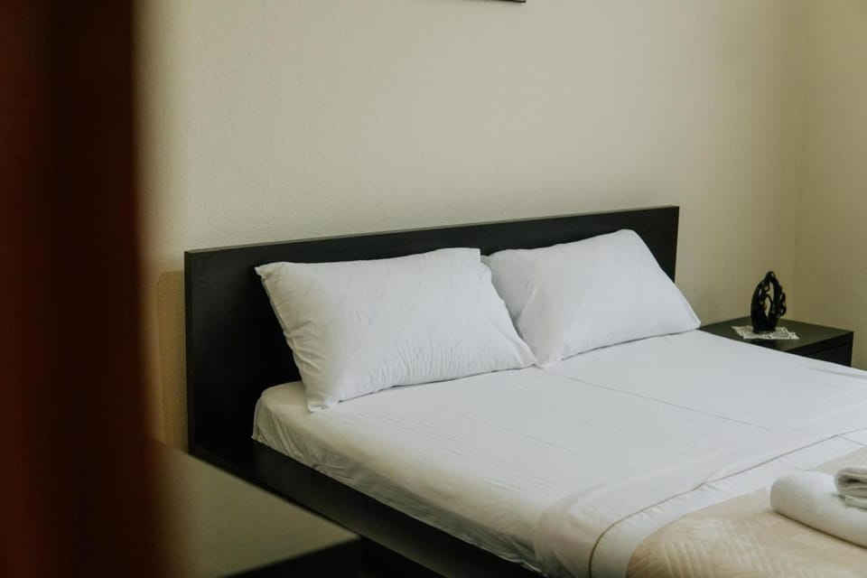 Bed, towels