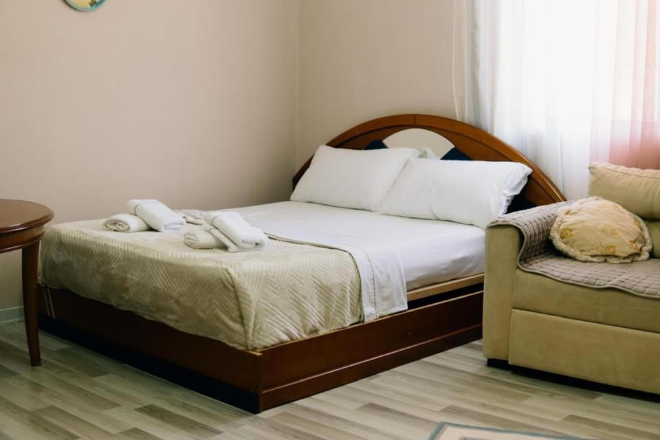 Photo of the whole room, Bedroom, towels