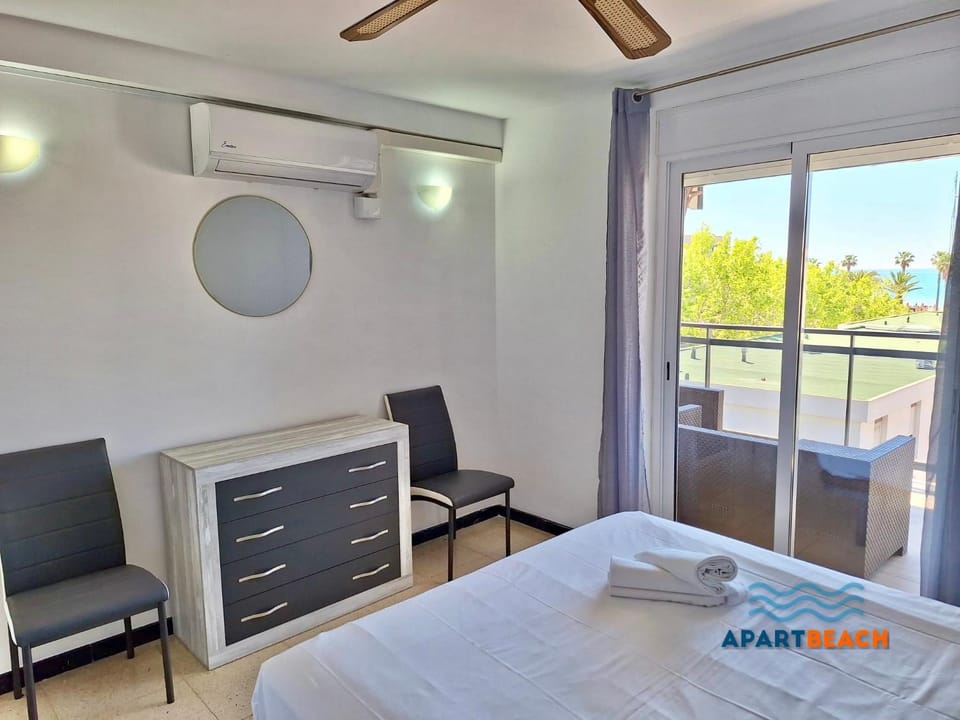 APARTBEACH CAPRI FRONT BEACH CLIMA y WIFI Apartment in Salou