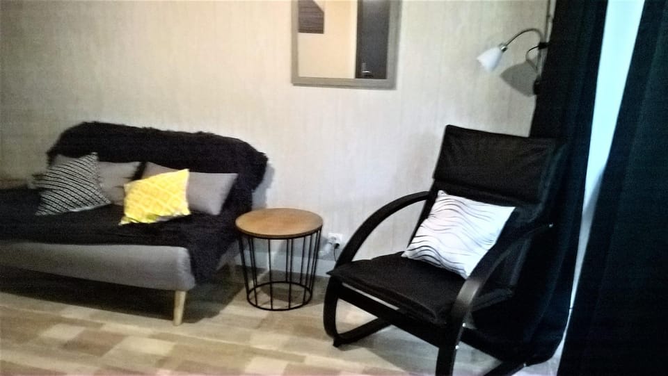 Bed, Living room