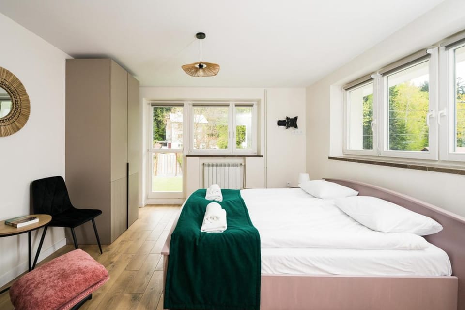 Bed, Seating area, Bedroom