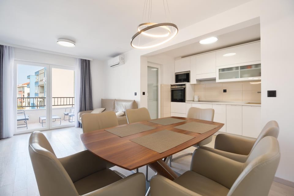 Kitchen or kitchenette, Living room, Seating area, Dining area, stove