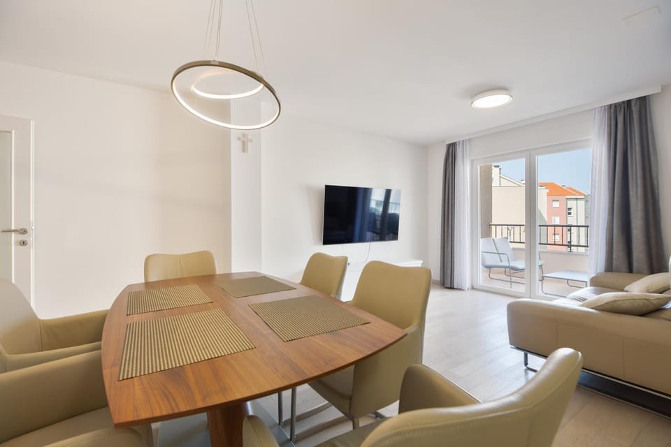 TV and multimedia, Living room, Seating area, Dining area