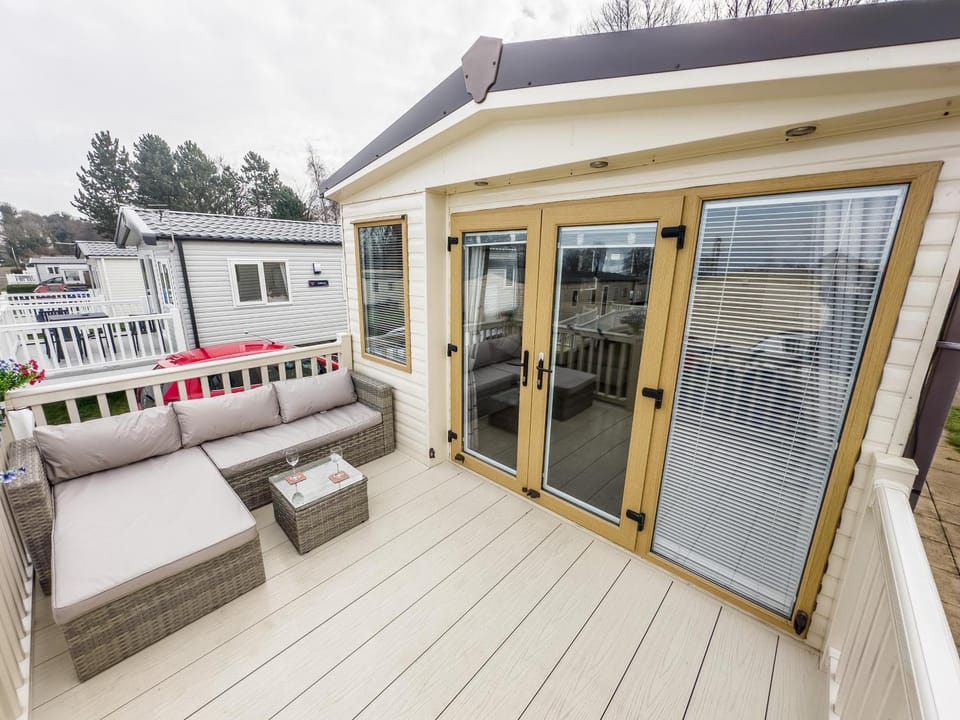 Property building, Patio, Day, Balcony/Terrace