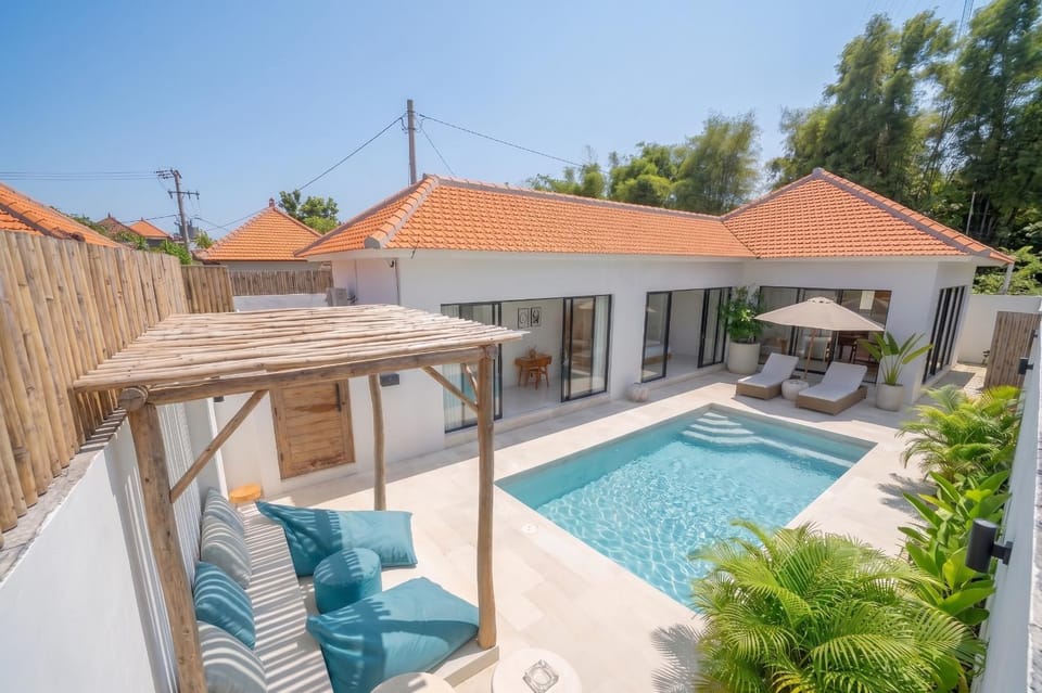 Property building, Patio, Swimming pool, Swimming pool, sunbed