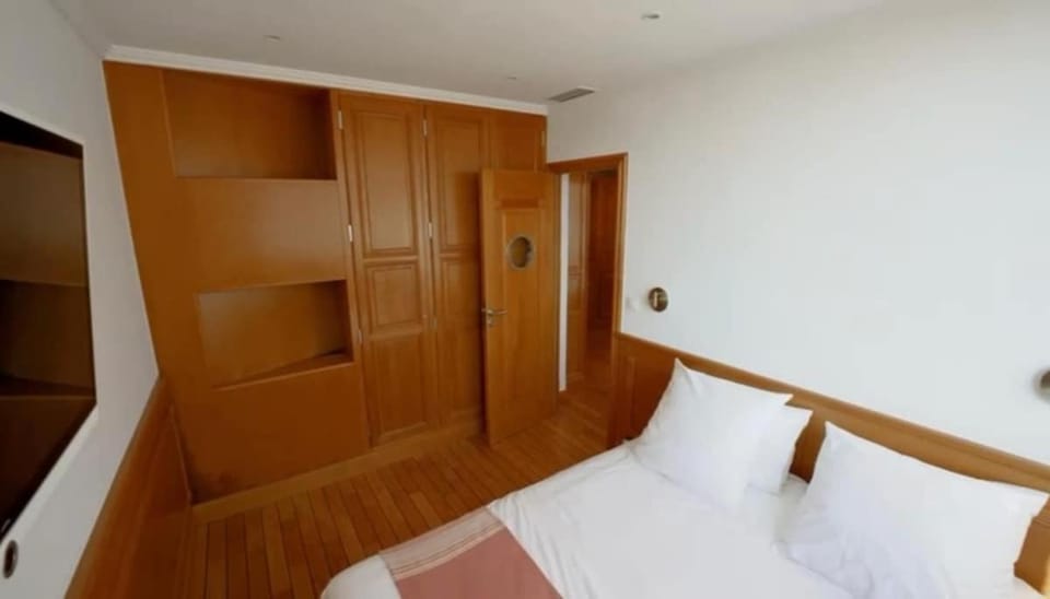 Photo of the whole room, Bedroom, wardrobe