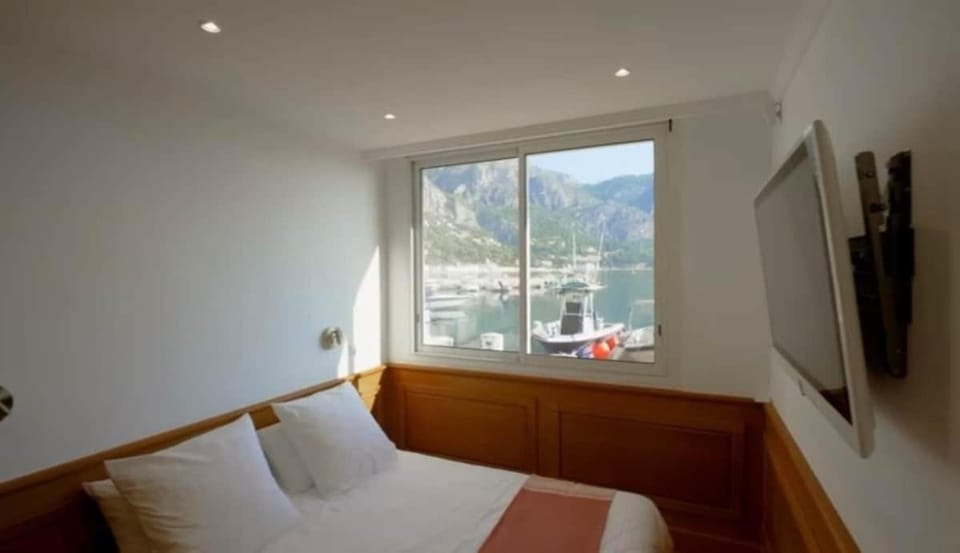 Bedroom, Mountain view