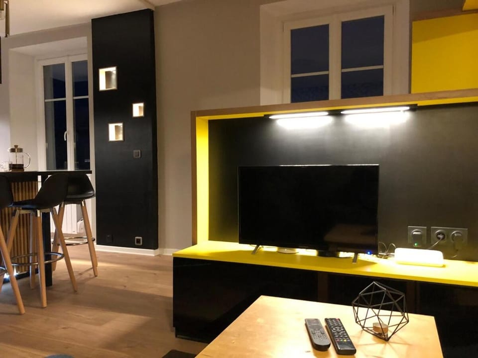 TV and multimedia, Kitchen or kitchenette, Living room, Seating area