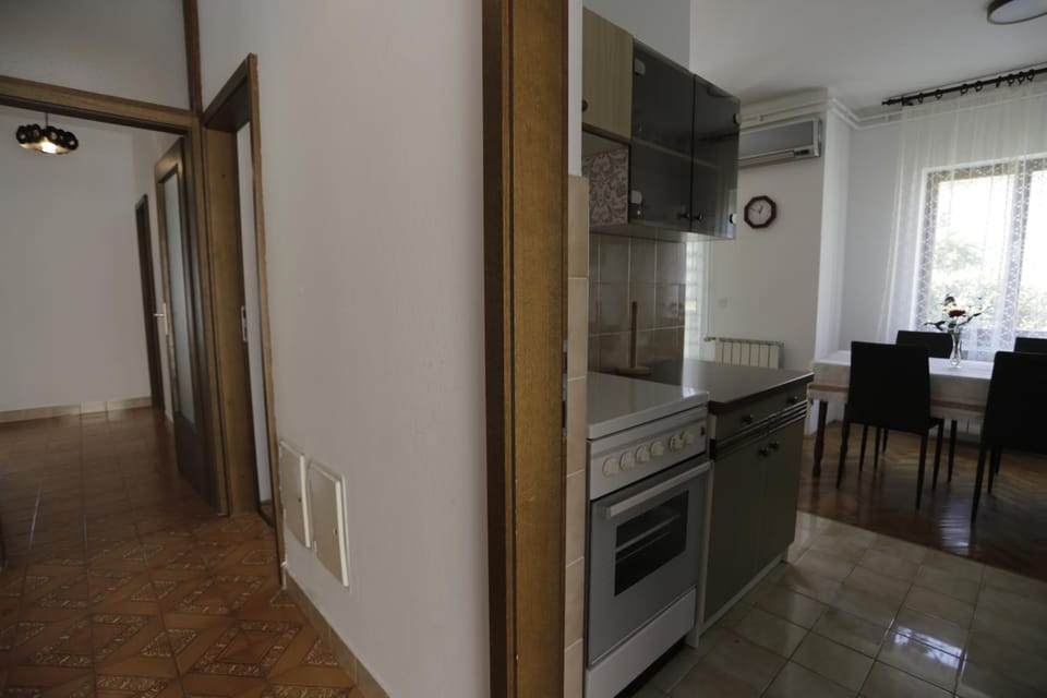 Property building, Kitchen or kitchenette, Dining area, oven, stove