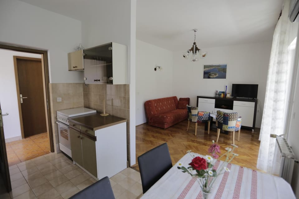 Kitchen or kitchenette, Living room, Seating area, Dining area, oven, stove