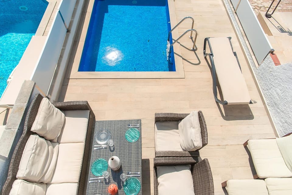 Pool view, Swimming pool, sunbed