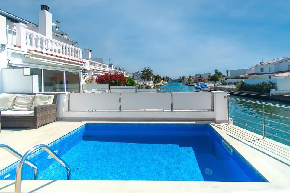 Property building, Swimming pool, sunbed