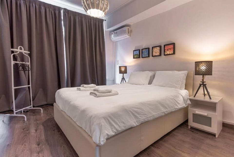 Industrial-Style Apt in Psyrri, Walk to Acropolis Apartment in Athens