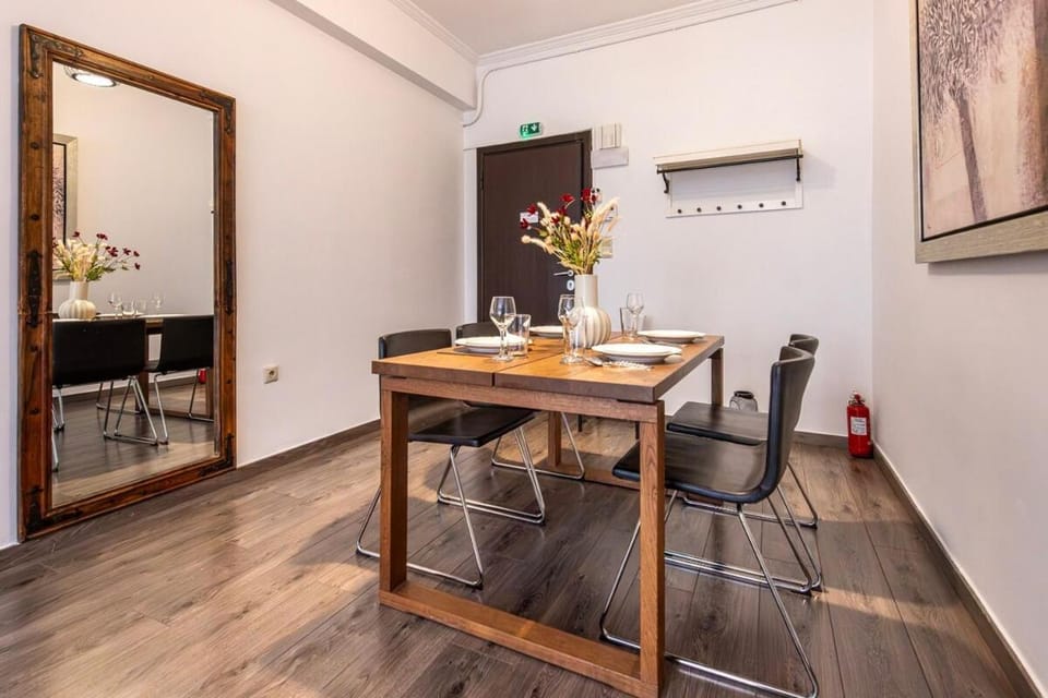 Industrial-Style Apt in Psyrri, Walk to Acropolis Apartment in Athens